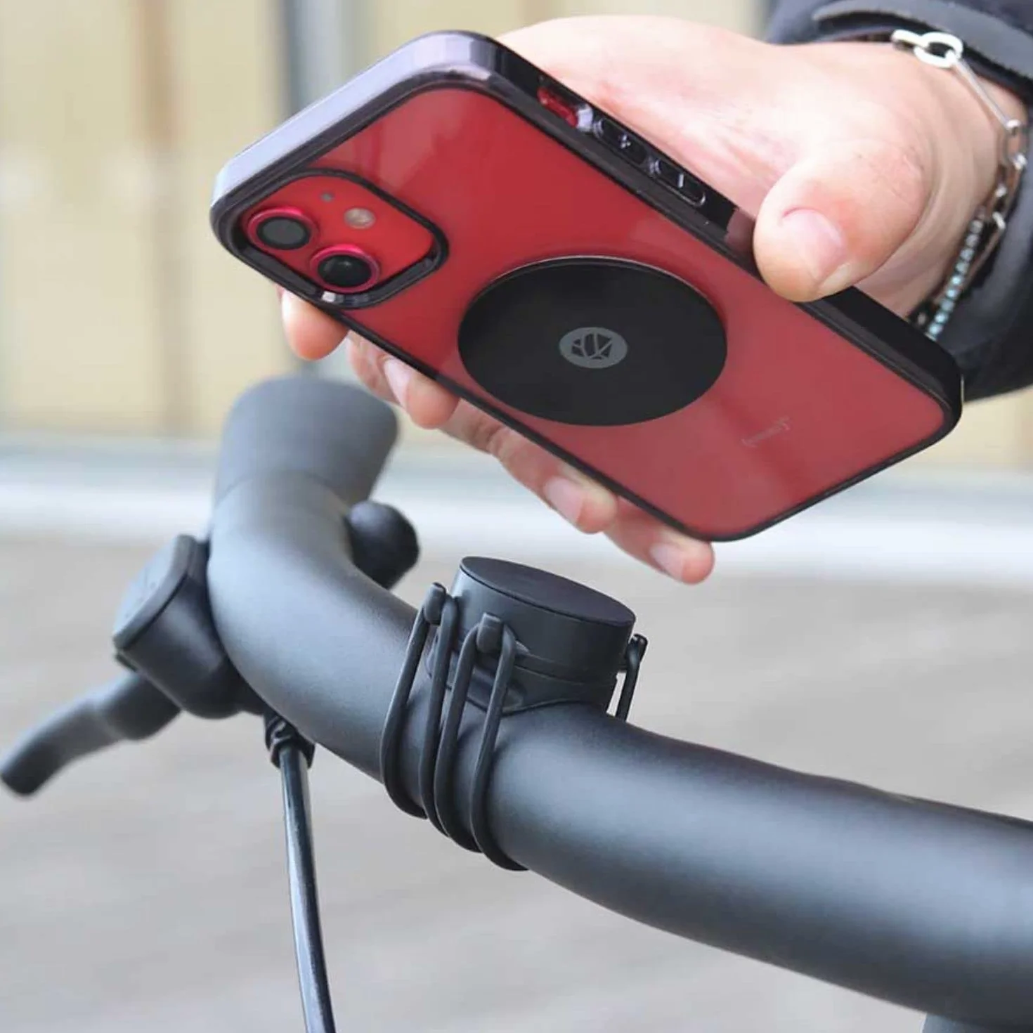 SHAPEHEART Innovazione francese, Piastra metallica antiriflesso , Adattatore universale extra sottile per il supporto del telefono di moto e bici. Compatibile con tutti i prodotti Shapeheart
