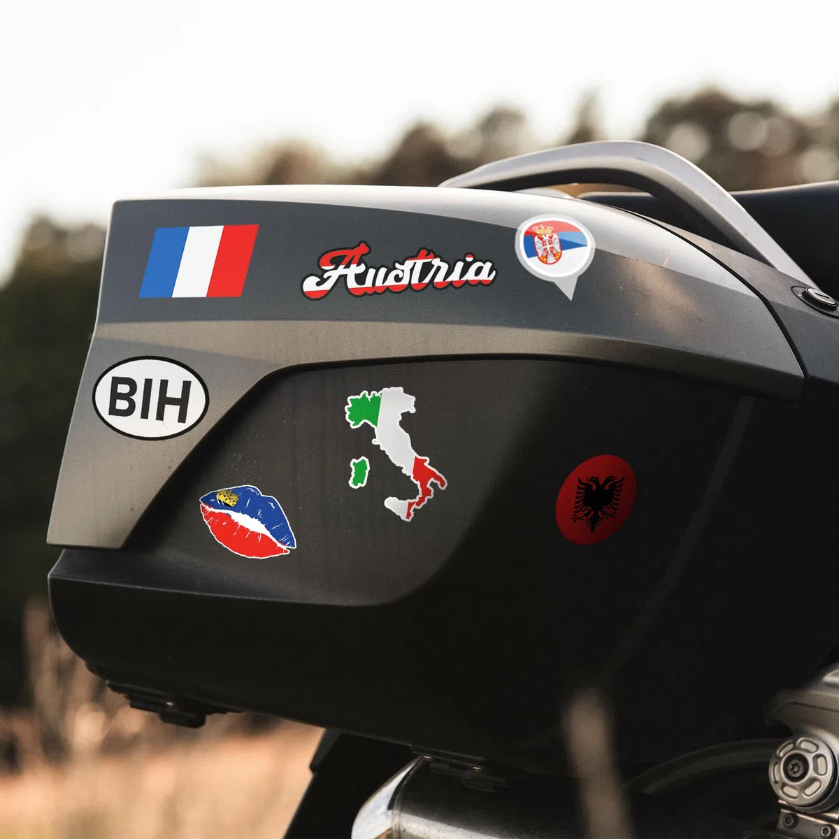 Finest Folia - Set di 2 adesivi DIN A4 con bandiere dei Paesi, adesivi a forma di bandiera per auto, moto, adesivi per bandiere dei Paesi, bandiere autoadesive, resistenti agli agenti atmosferici R217
