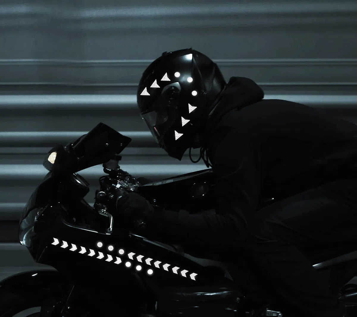 Biomar Labs® 40pcs x PVC Adesivi Rifrangenti Reflective Segnaletici Riflettenti per Sicurezza Notturna, Nero per Casco Passeggino Carovana Garage Bicicletta Scooter Motocicletta Recinto la Barca D 46